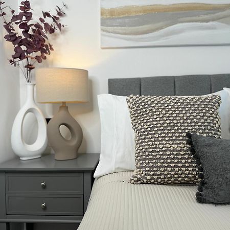 Modern One-Bedroom Apartment スウィンドン エクステリア 写真
