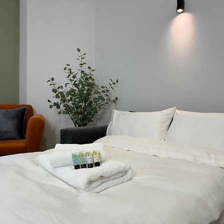 Modern One-Bedroom Apartment スウィンドン エクステリア 写真