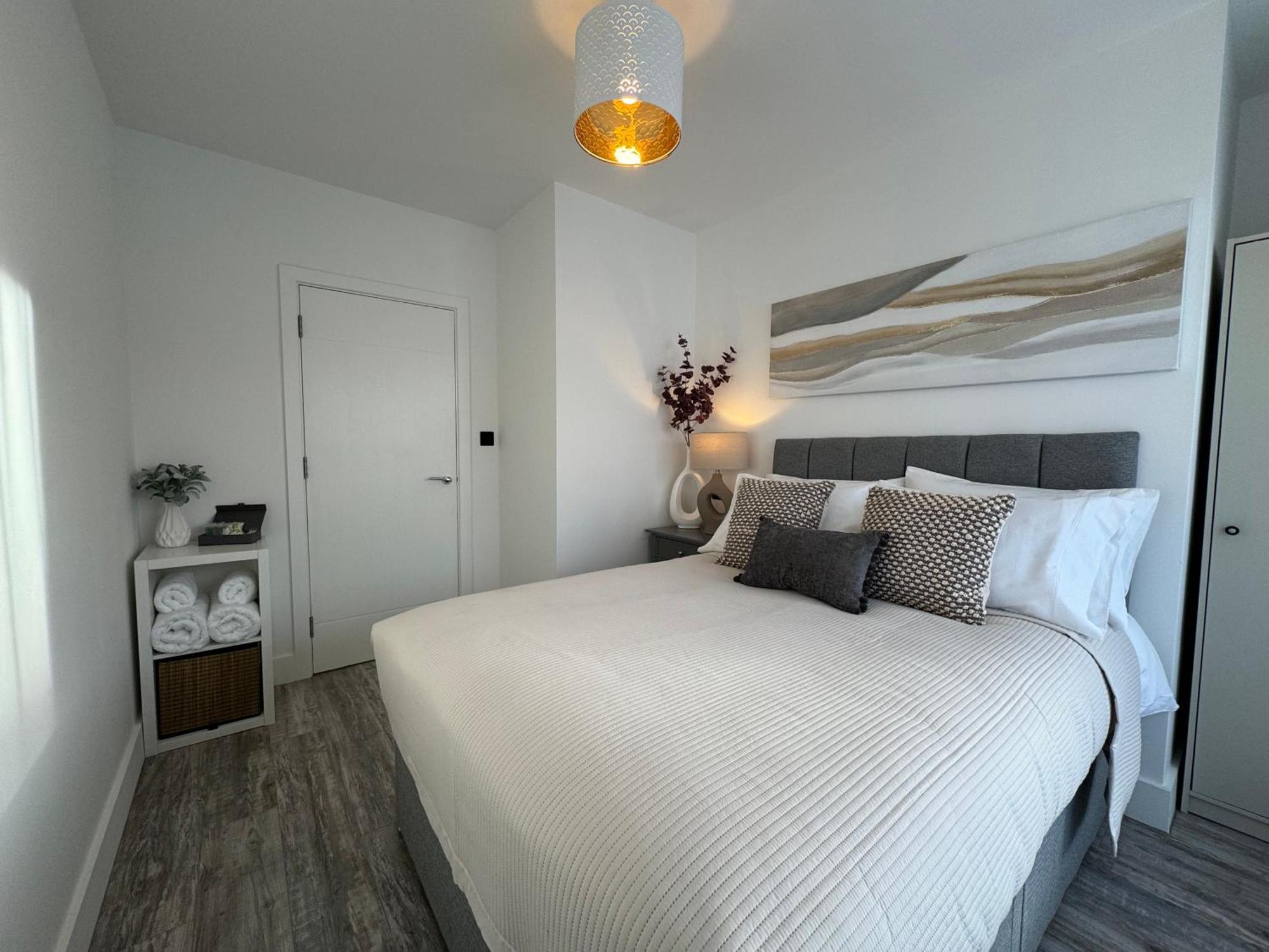 Modern One-Bedroom Apartment スウィンドン エクステリア 写真
